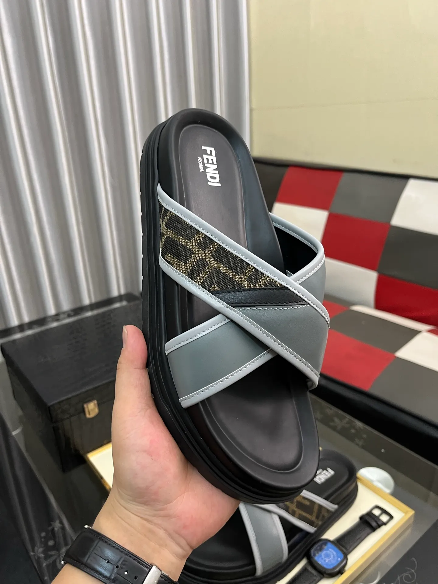 Men's men's shoes💰320⌚️⌚️FENDI Fendi slippers and sandals are shipped💄How can this summer be without the blessing of little monsters💄Original imported special hardware decorative pattern➕Original private model outsole! Details determine success or failure, good quality is not afraid of magnifying details! It feels super comfortable on your feet! This summer you need a pair of trendy, cool and comfortable sandals👣 Standard size: 38-443️⃣Colors available